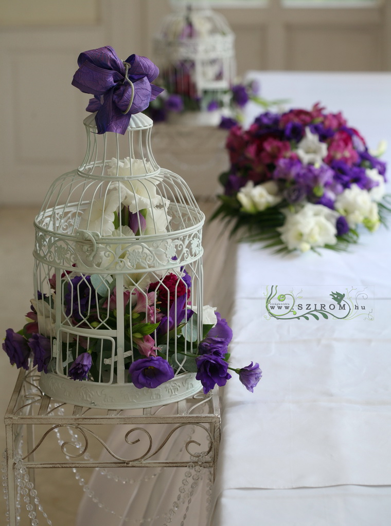 Virágküldés Budapest - Főasztaldísz kalitka állványon, Malonyai Kastély (lila), esküvő