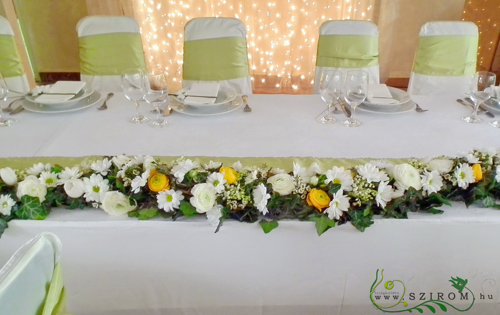 flower delivery Budapest - Main table centerpiece (buttercups, daisies, wax, white, yellow), Dudok rendezvényház, wedding