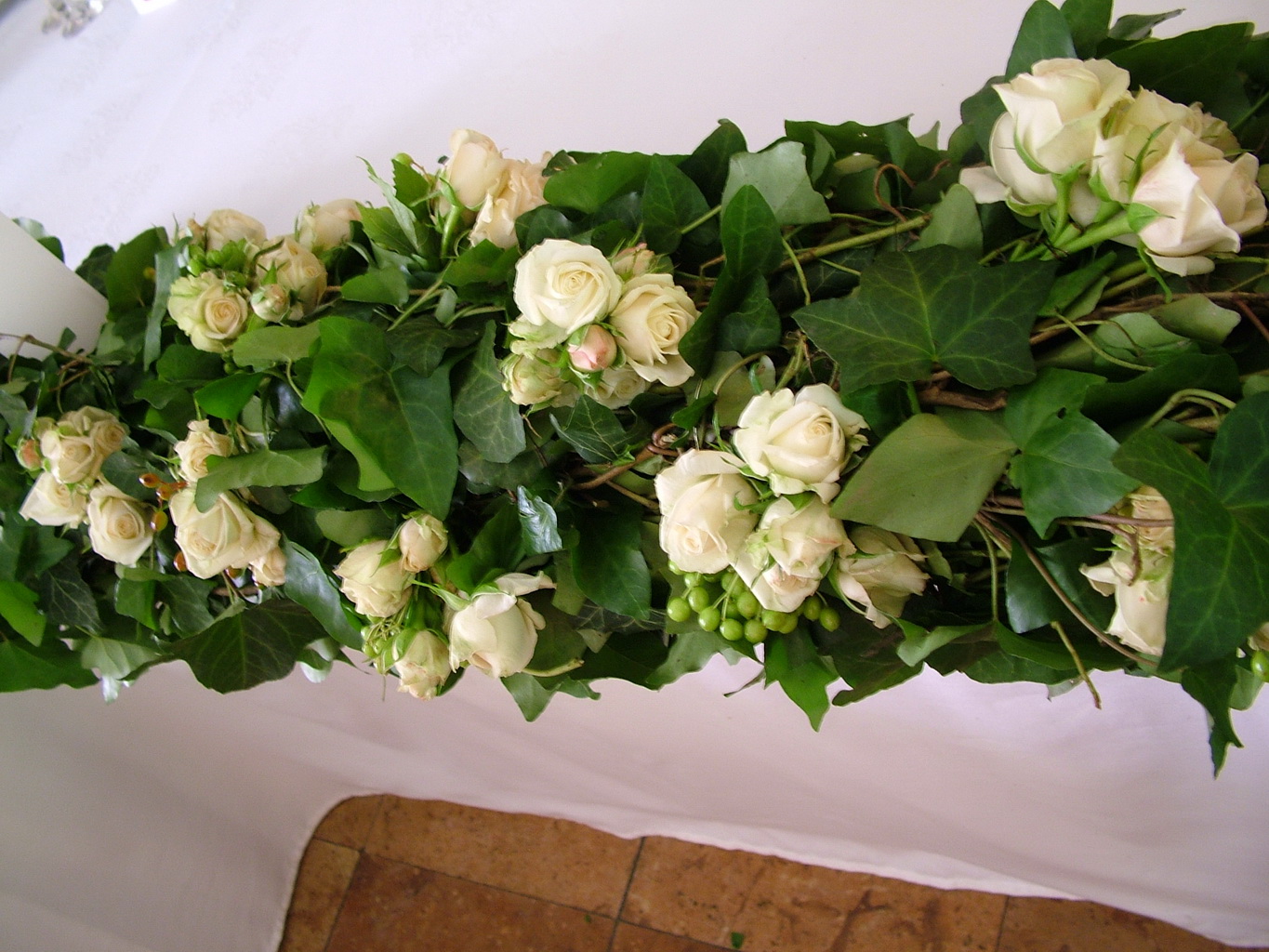 flower delivery Budapest - Main table centerpiece (spray roses, cream), Dudok Budapest, wedding