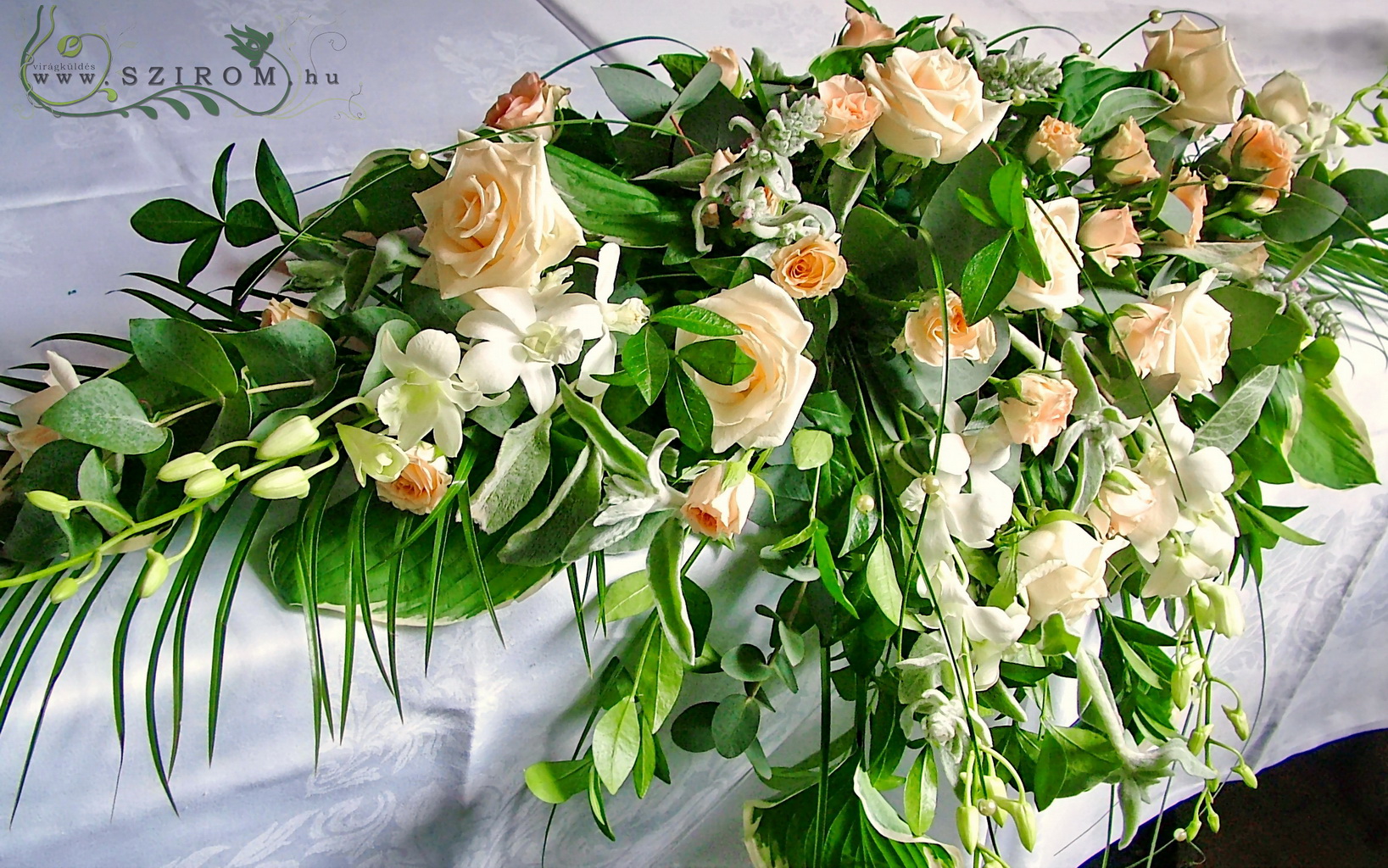 Virágküldés Budapest - Főasztaldísz Gundel  (bokros rózsa, rózsa, dendrobium, barack, fehér ), Gudel, esküvő