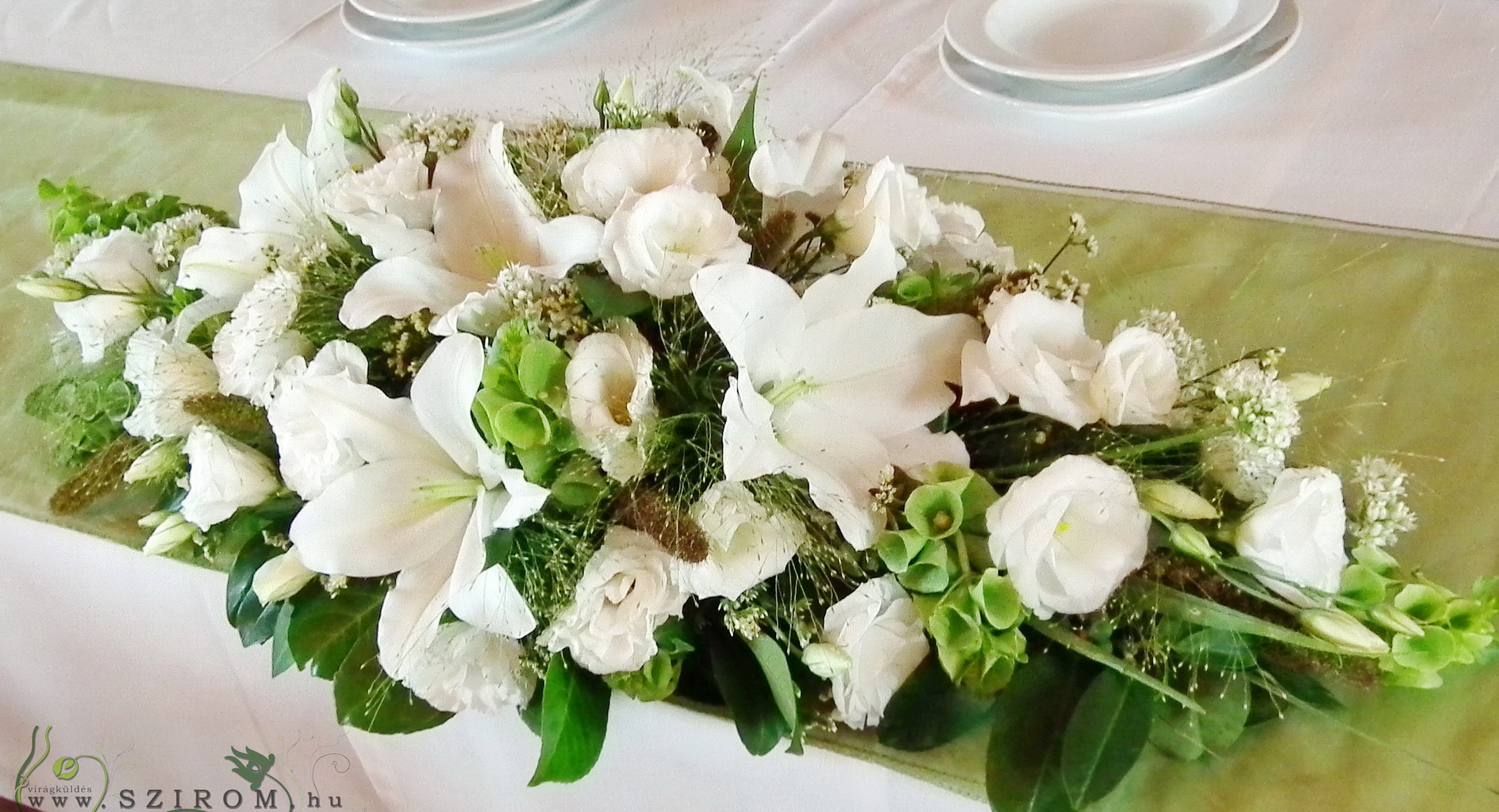 Virágküldés Budapest - főasztaldísz (liliom, liziantusz, hagymavirág, fehér), Kőhegy Fogadó, esküvő