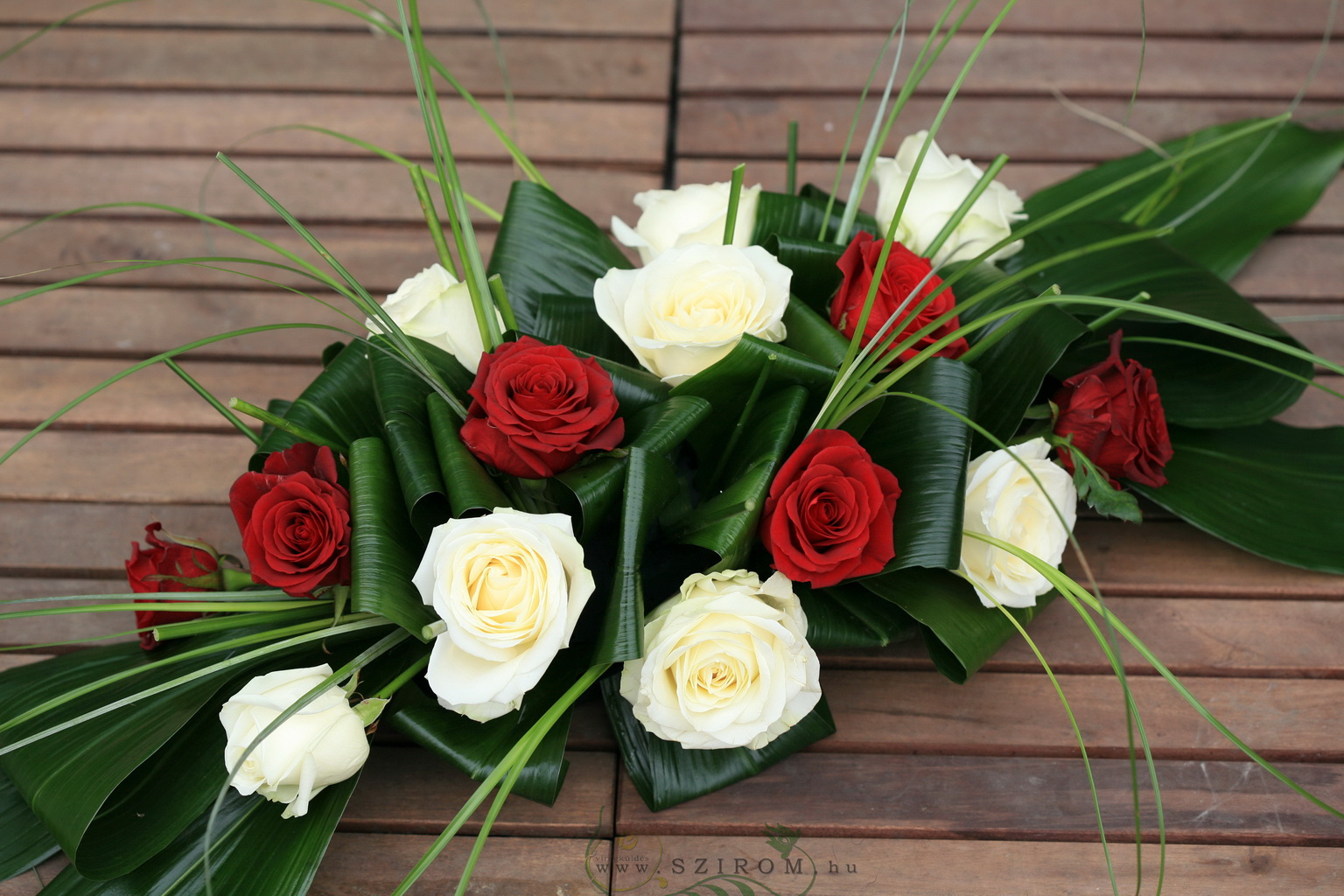 flower delivery Budapest - Main table centerpiece (roses, red, white), wedding