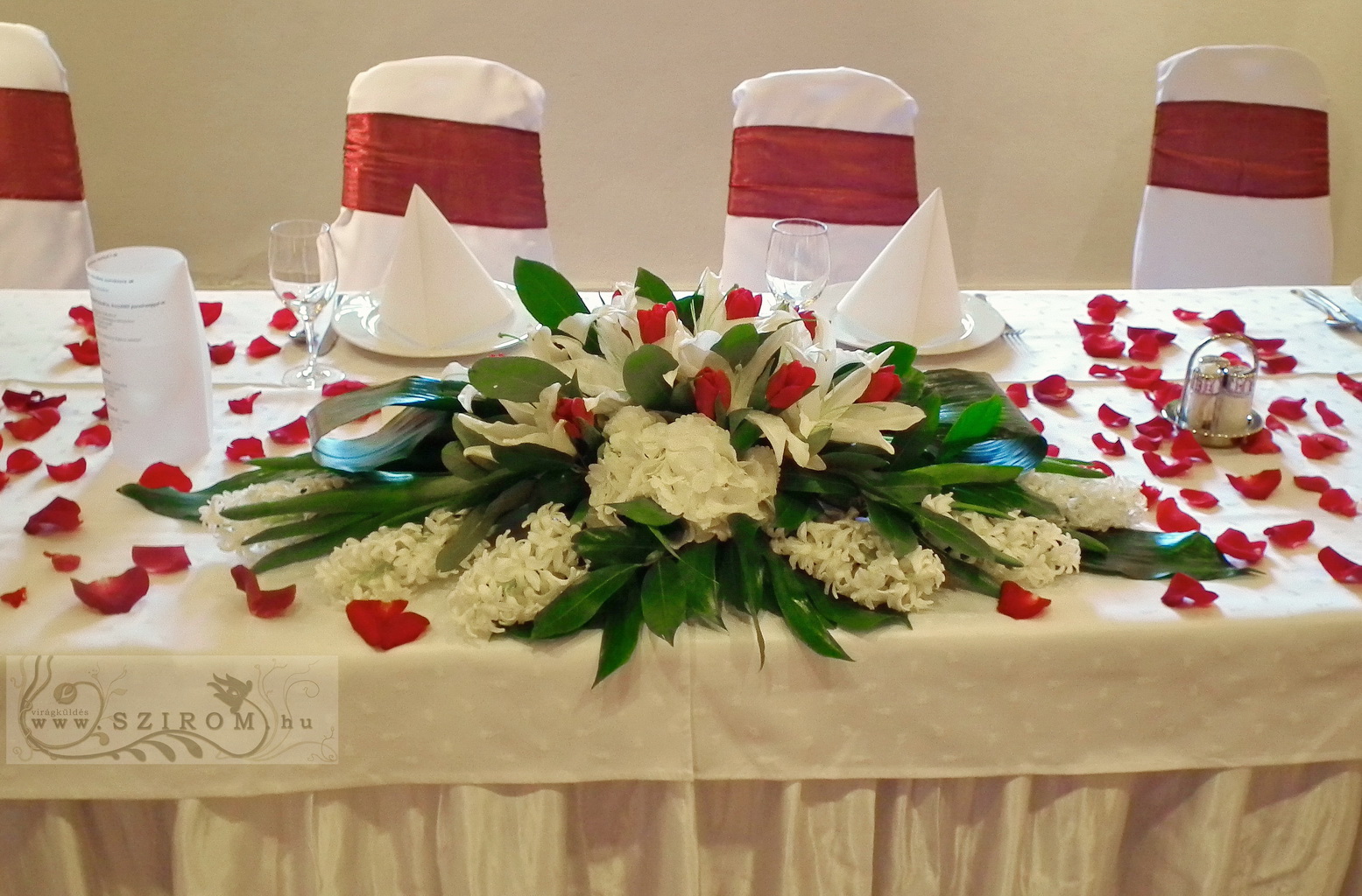 Virágküldés Budapest - Főasztaldísz (jácint, hortenzia, liliom, tulipán, vörös, fehér), Óbudai Múzeum, esküvő