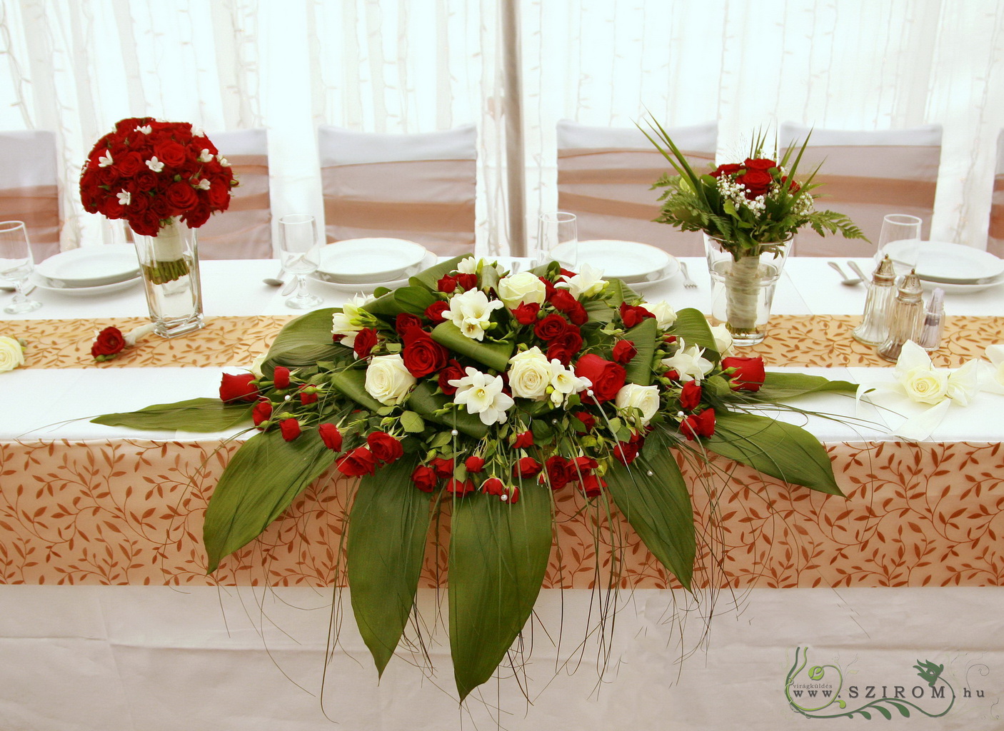 Virágküldés Budapest - Főasztaldísz (bokros rózsa, rózsa, frézia , vörös, fehér), Kőhegy Fogadó, esküvő