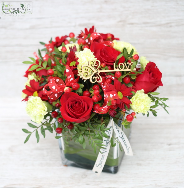 flower delivery Budapest - glass cube with roses, red dots (roses, daisies, carnations)