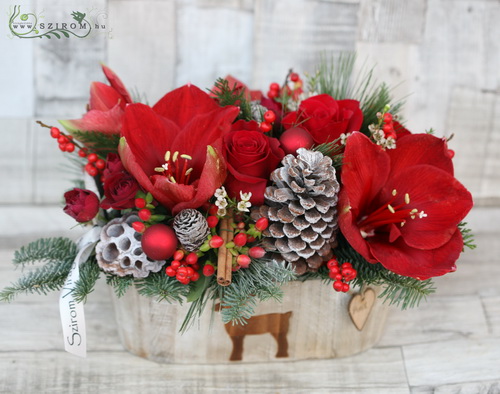 Blumenlieferung nach Budapest - Holztopf mit Rentier,  mit Rote Blumen