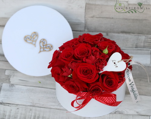 Blumenlieferung nach Budapest - Rose Box mit Spray Rosen und große rote Rosen (25 Stämme)