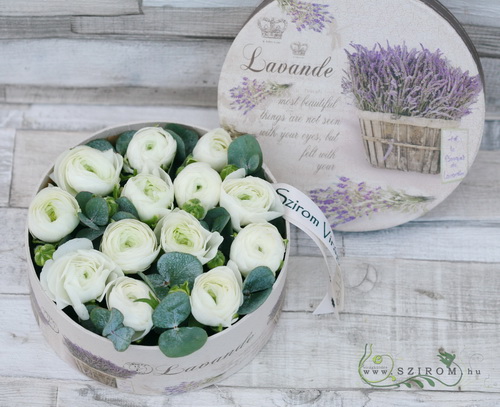 Blumenlieferung nach Budapest - Vintage Box mit 13 Weiße Ranunkeln