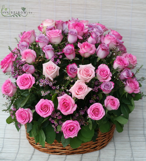 Virágküldés Budapest - 60 szálas rózsakosár rózsaszín és lila rózsából, 15 rózsaszín apró virággal