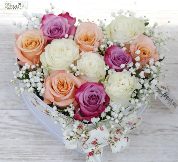 flower delivery Budapest - heart box with 11 pastel roses and baby's breath
