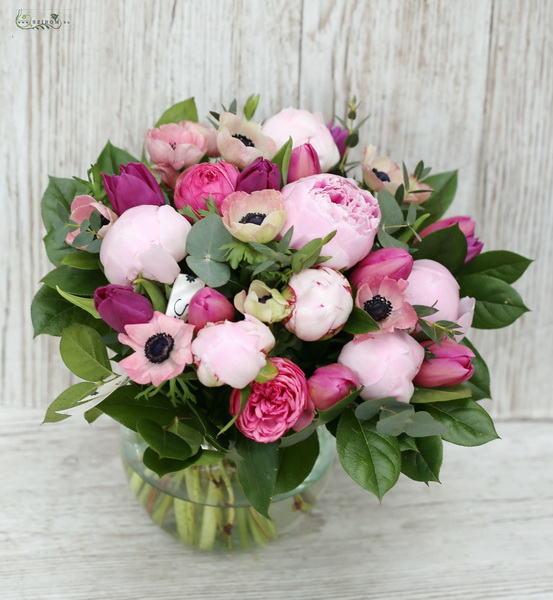Blumenlieferung nach Budapest - Englisch Rosen, Anemonen, Tulpen in Glaskugel (30 Stämme)