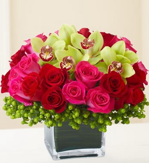 flower delivery Budapest - Green rchids and pinnk and red  roses in a glass cube (30 stems)