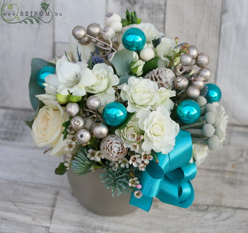 flower delivery Budapest - white rose winter arrangement with turquoise decor (11 stems)