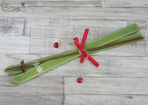 Blumenlieferung nach Budapest - Holzdekoration Skier (39 cm)