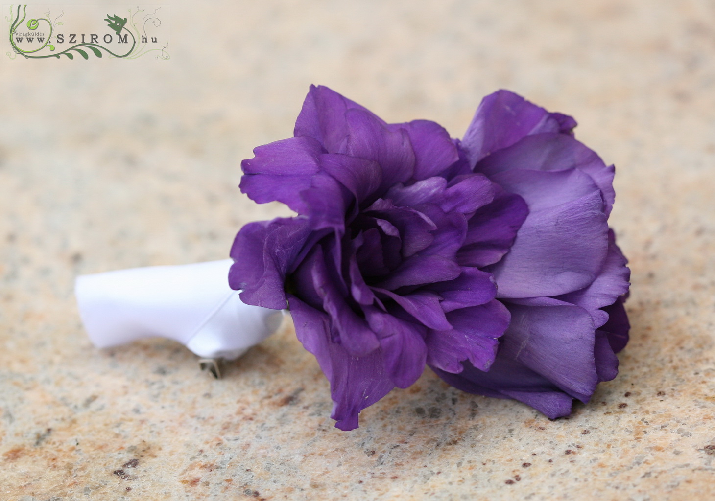 flower delivery Budapest - Boutonniere of lisianthus (purple)