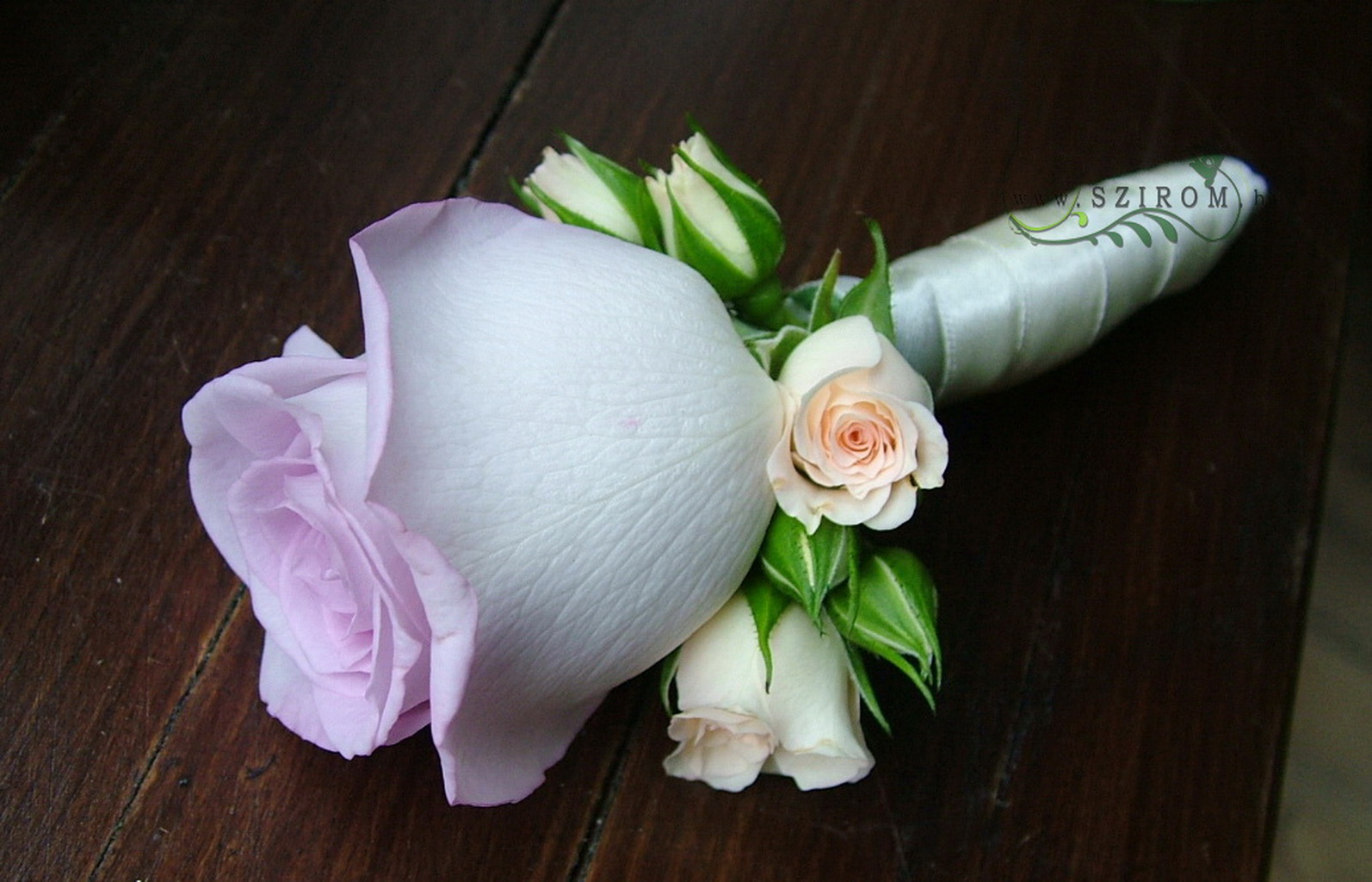 Virágküldés Budapest - Vőlegény kitűző bokros rózsából, rózsából (lila, barack, fehér)