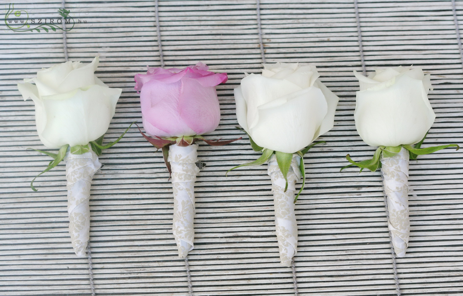 Virágküldés Budapest - Vőlegény kitűző rózsából (fehér, rózsaszín) 1db