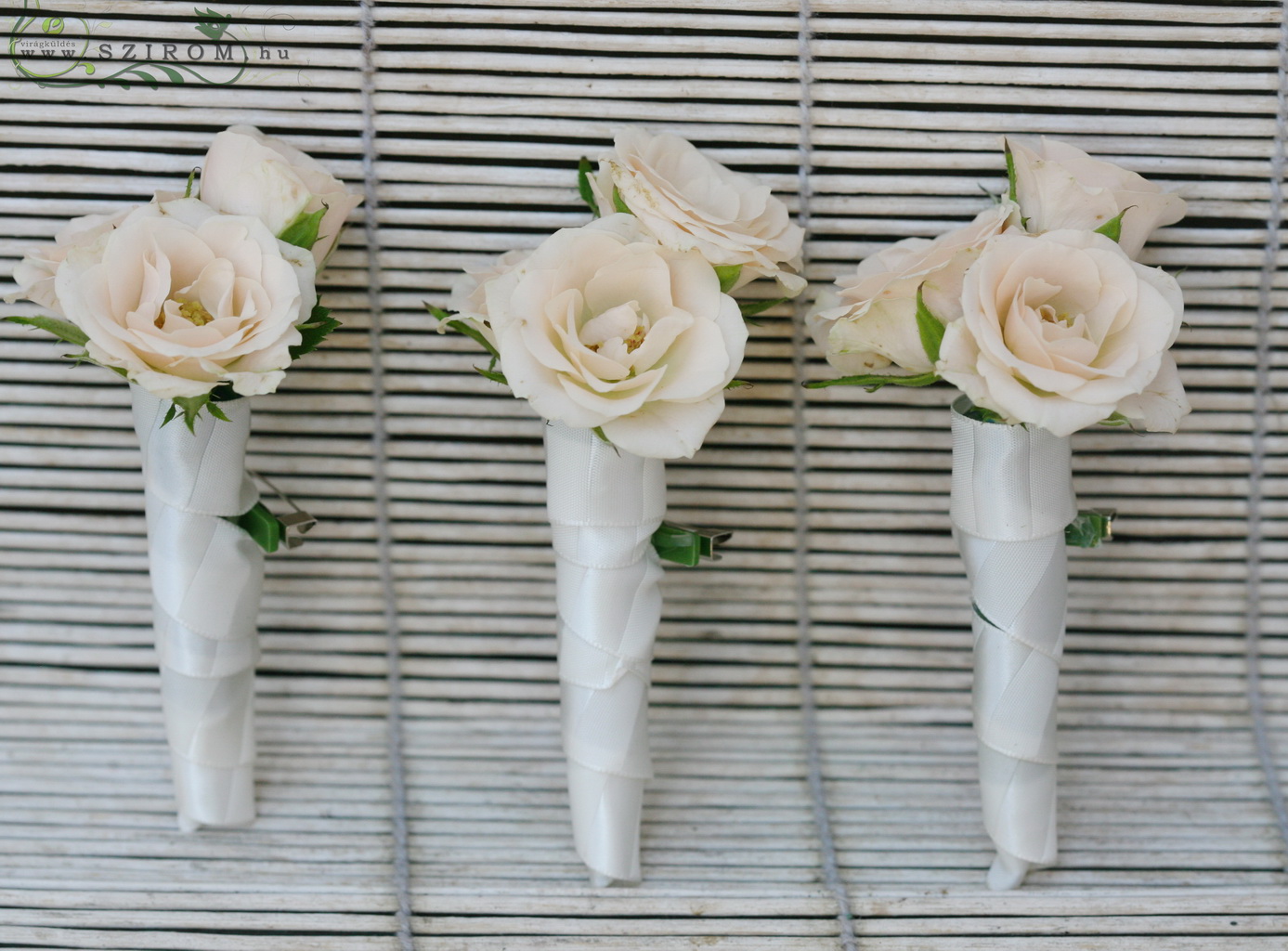 flower delivery Budapest - Boutonniere of spray roses (cream) 1pc