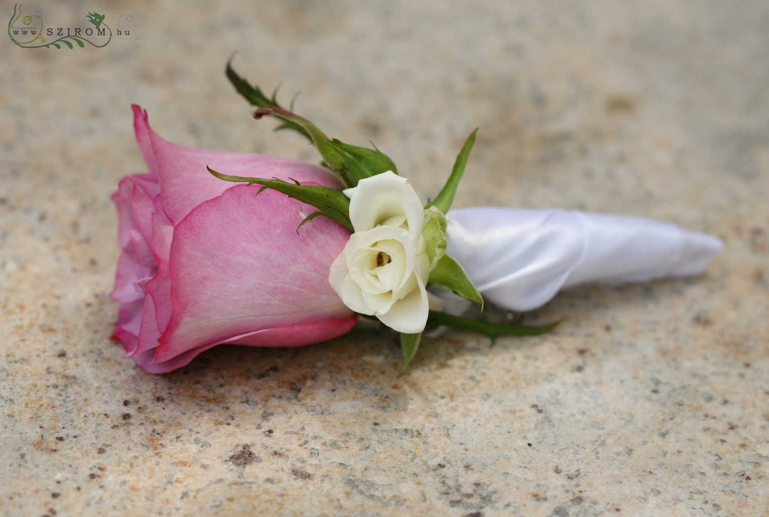 Virágküldés Budapest - Vőlegény kitűző bokros rózsából, rózsából (fehér, rózsaszín)