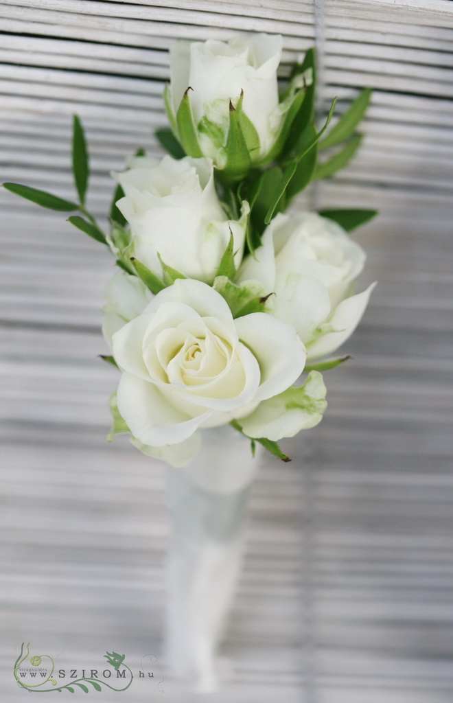 flower delivery Budapest - Boutonniere of spray roses (white)