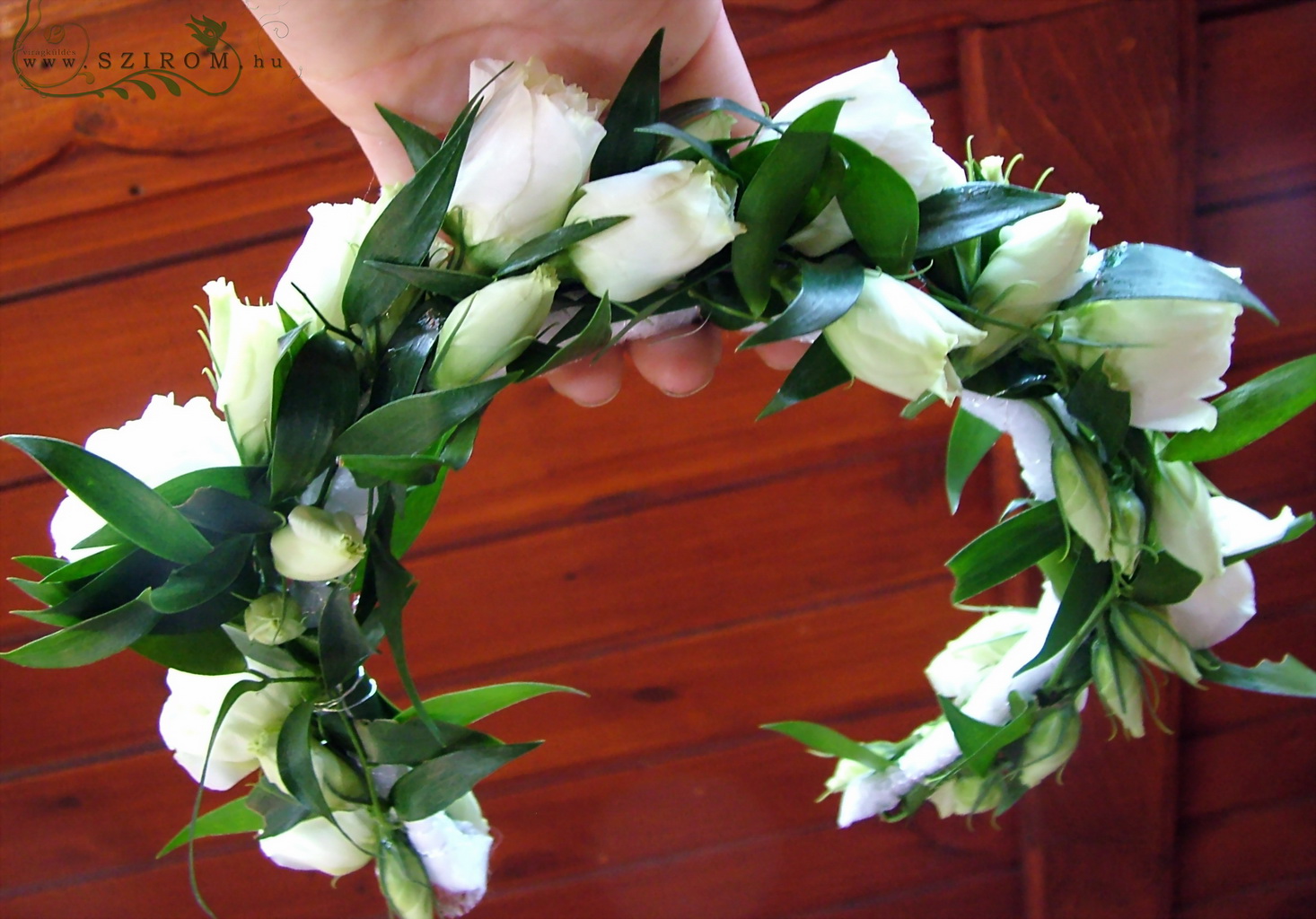 flower delivery Budapest - hair wreath made of lisianthusses (white)