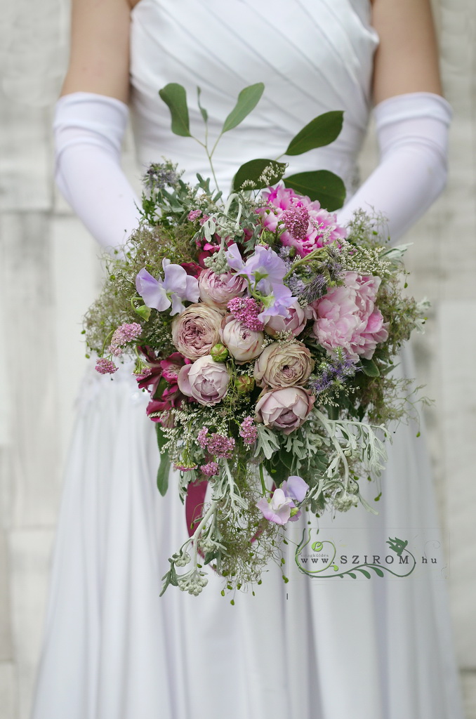 Menyasszonyi csokor rusztikus leomló (peonia, angol rózsa, Lednek, limonium, lila, rózsaszín)