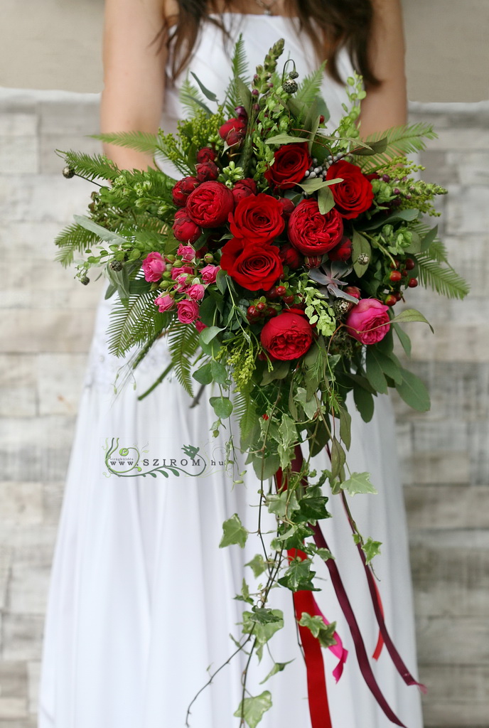 flower delivery Budapest - Bridal bouquet rustic romantic teardrop (English rose, rose, bushy rose, hypericum, red, pink)