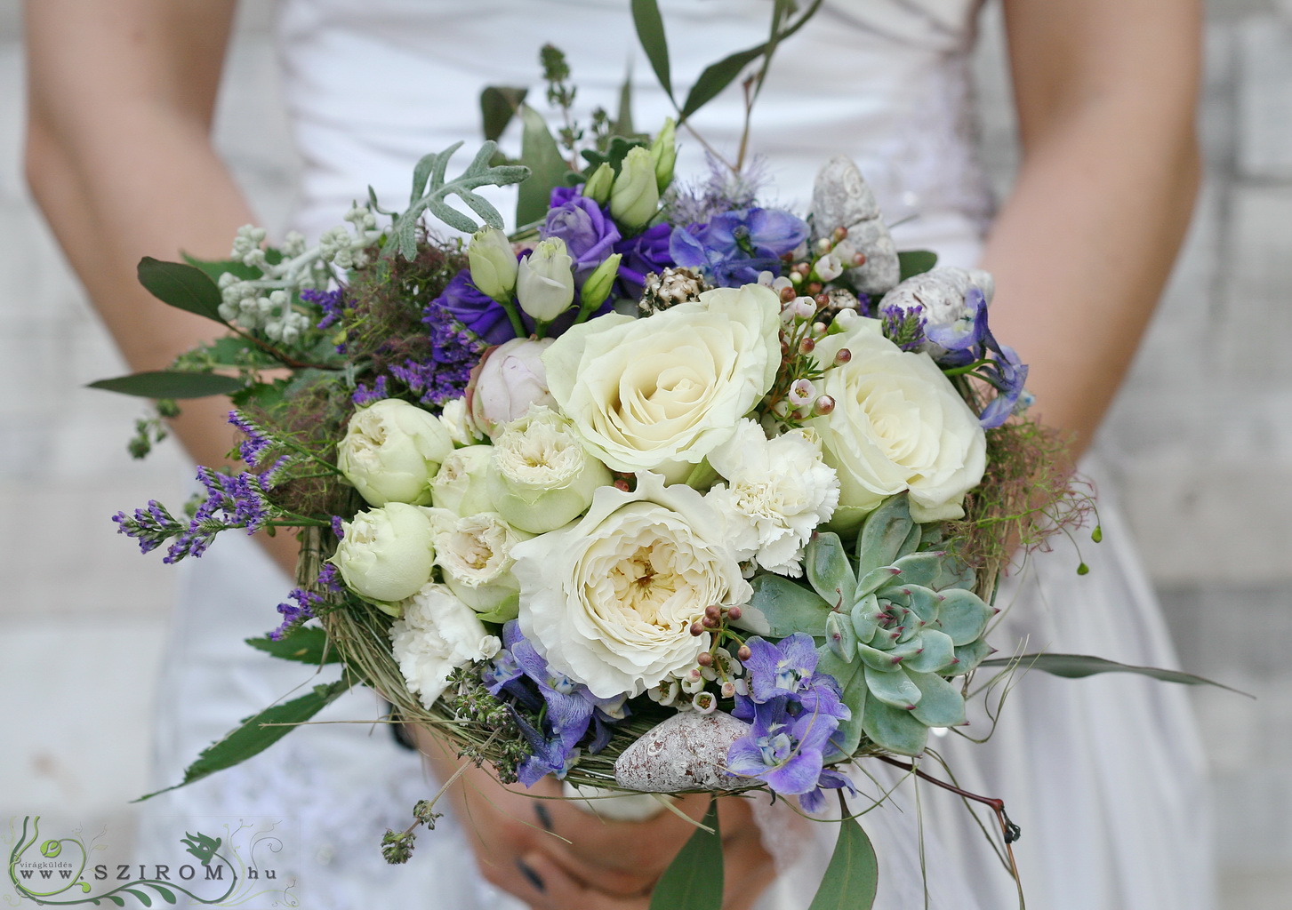 Menyasszonyi csokor lila-fehér fészek ( angol rózsa, rózsa, szegfű, limonium, kövirózsa , vax, liziantusz, consolida)