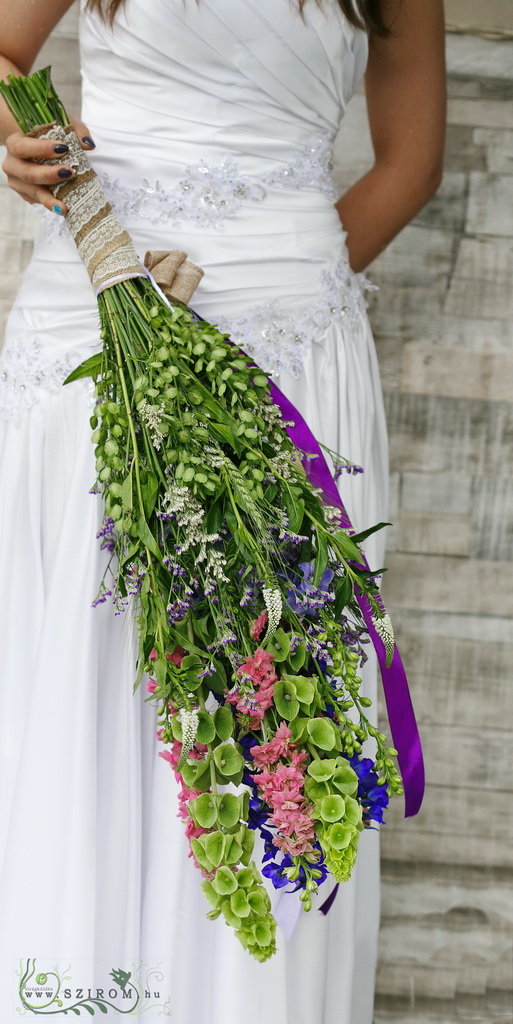 Virágküldés Budapest - Menyasszonyi csokor kévecsokor (limonium, veronika, molucella, viola, kék, rózsaszín, lila)
