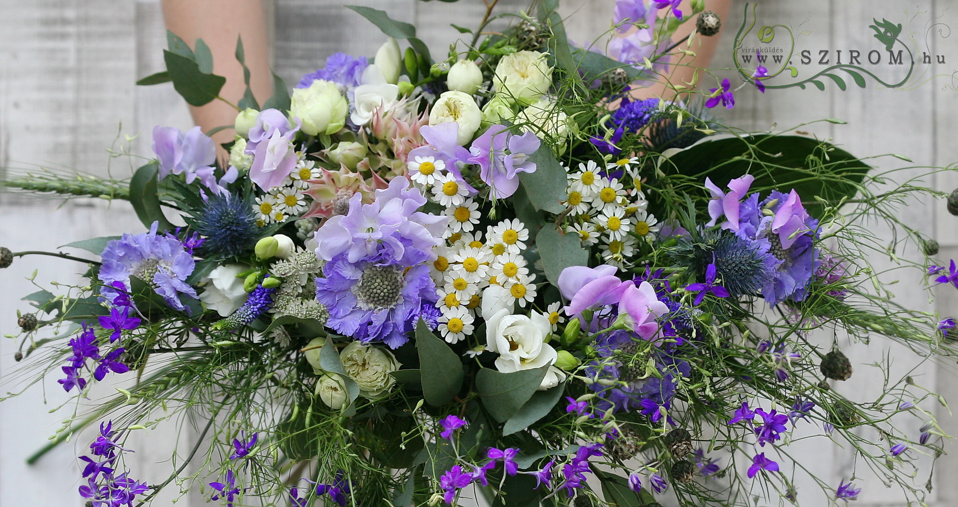 Virágküldés Budapest - Menyasszonyi csokor rusztikus ovális vadvirágos (scabiosa, kamilla, angol rózsa, mini protea, lila,fehér)