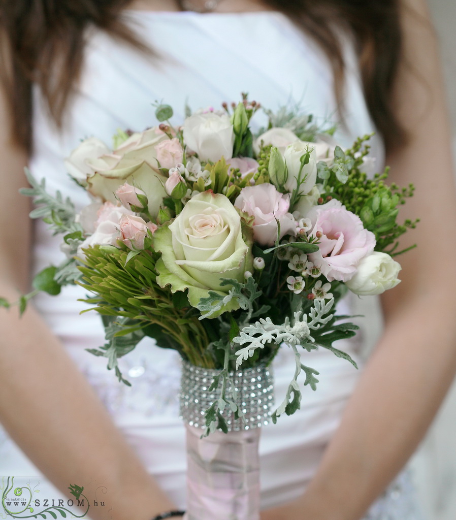 Menyasszonyi csokor rusztikus csillogás  rózsa, csoportos rózsa, liziantusz, wax, pasztell rózsaszín, krém)