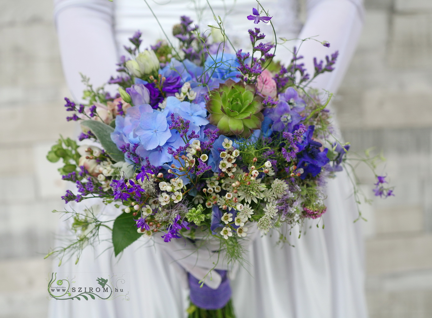 Menyasszonyi csokor kék lila mezei virágos (angol rózsa, consolida, wax, limonium, hortenzia, kövirózsa, astrantia, liziantusz)