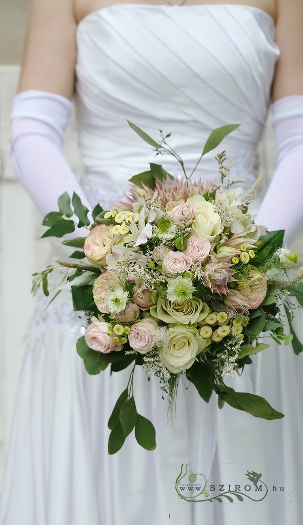 flower delivery Budapest - Bridal bouquet loos rustic round (rose, angel rose, protea mini, matricaria, limonium, cream, pink)