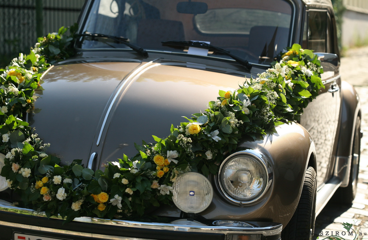 flower delivery Budapest - car flower arrangement garland (spray rose, inkaliliom, mini carnation, peach, yellow, white)