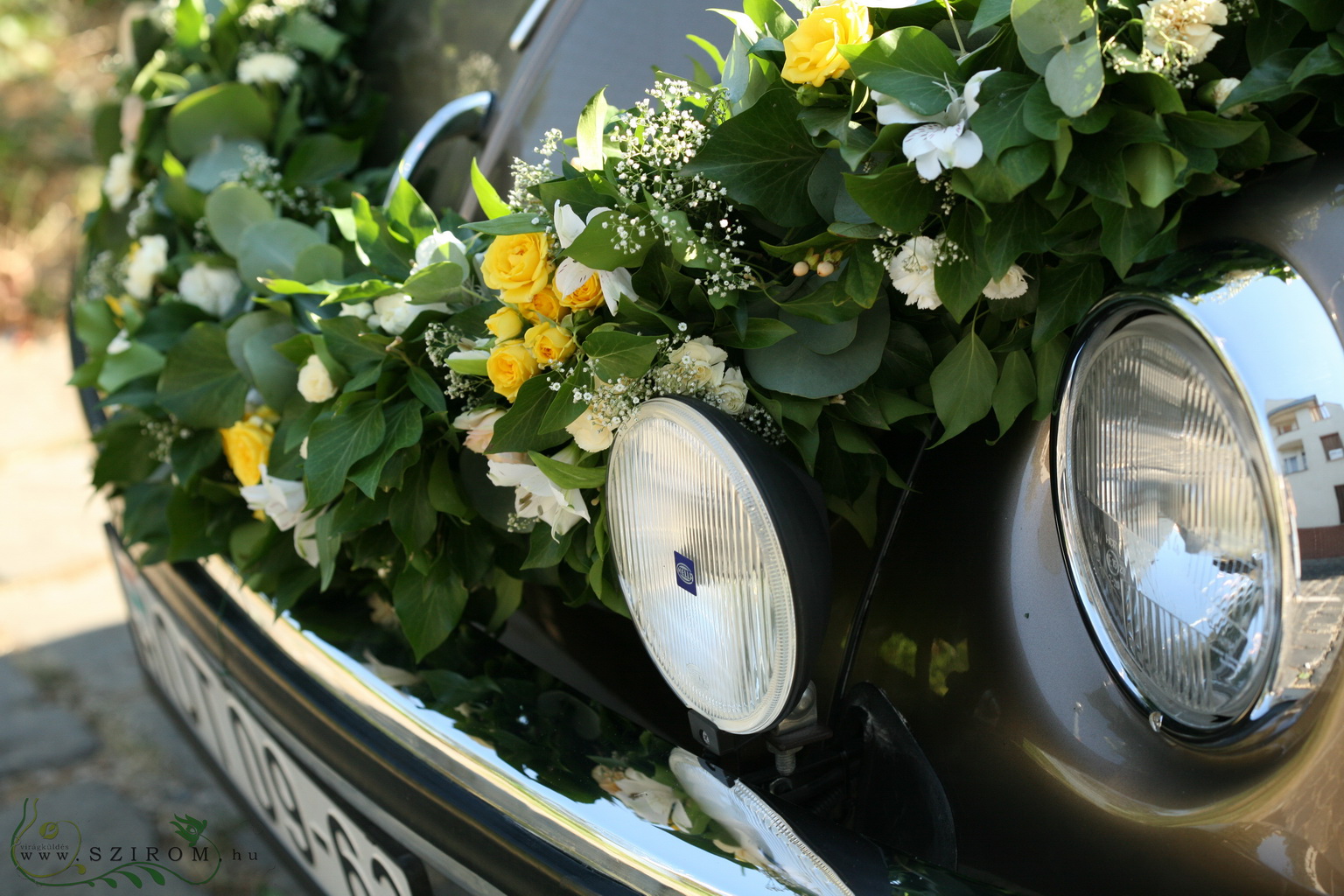 Virágküldés Budapest - autódísz girland (bokros rózsa, inkaliliom, mini szegfű, barack, sárga, fehér)