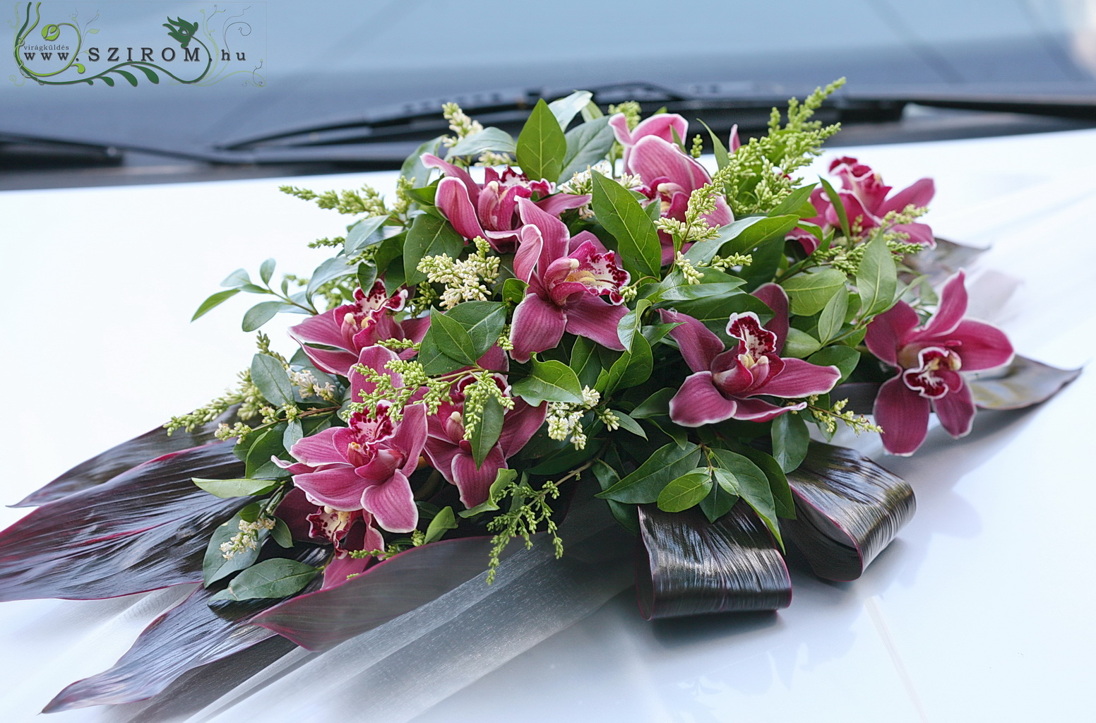 Virágküldés Budapest - ovális autódísz Cymbidium orchideával (rózsaszín)