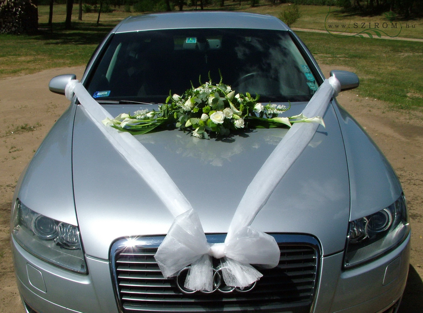 flower delivery Budapest - oval car flower arrangement with roses, calas and veronicas (white)