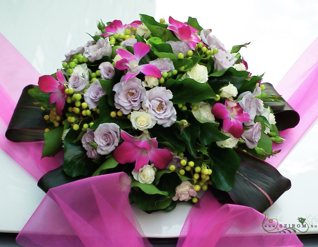 Virágküldés Budapest - kerek autódísz bokros rózsával és orchideával, organzával (lila, rózsaszín)