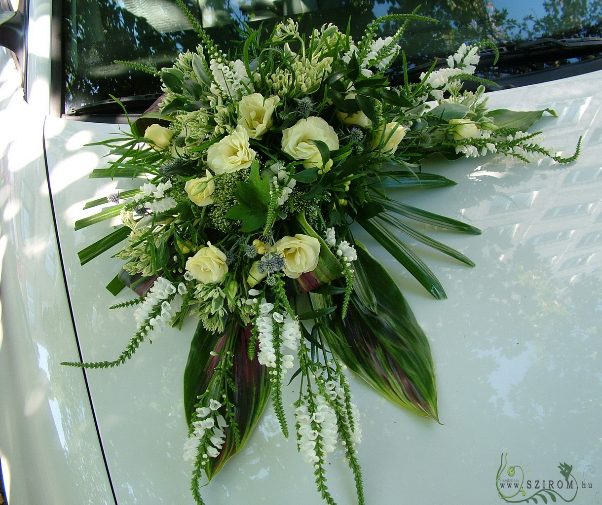 flower delivery Budapest - Corner car flower arrangement with lisianthus and seasonal flowers (white, cream)