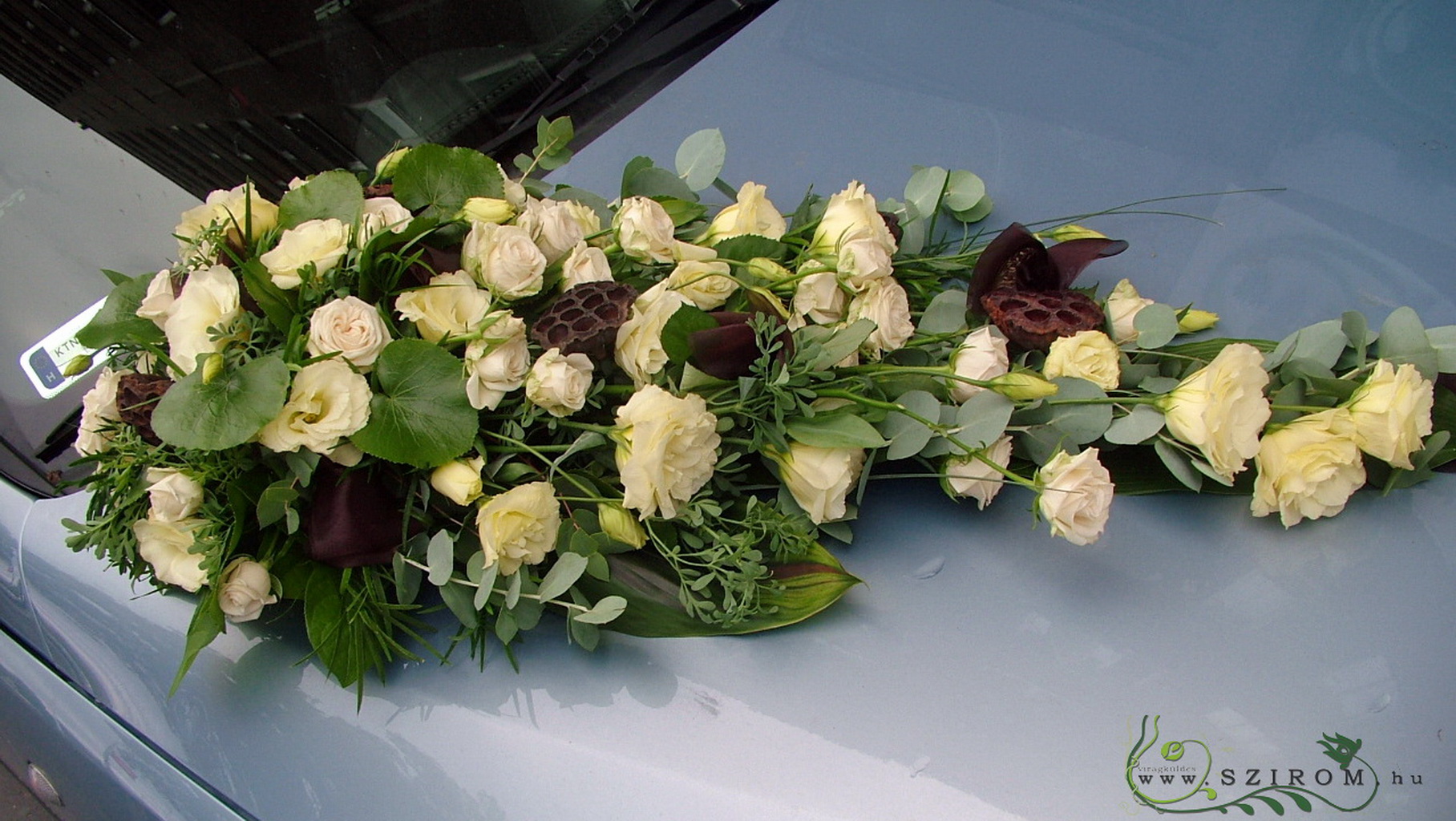flower delivery Budapest - teardrop car flower arrangement with lisianthus (cream)