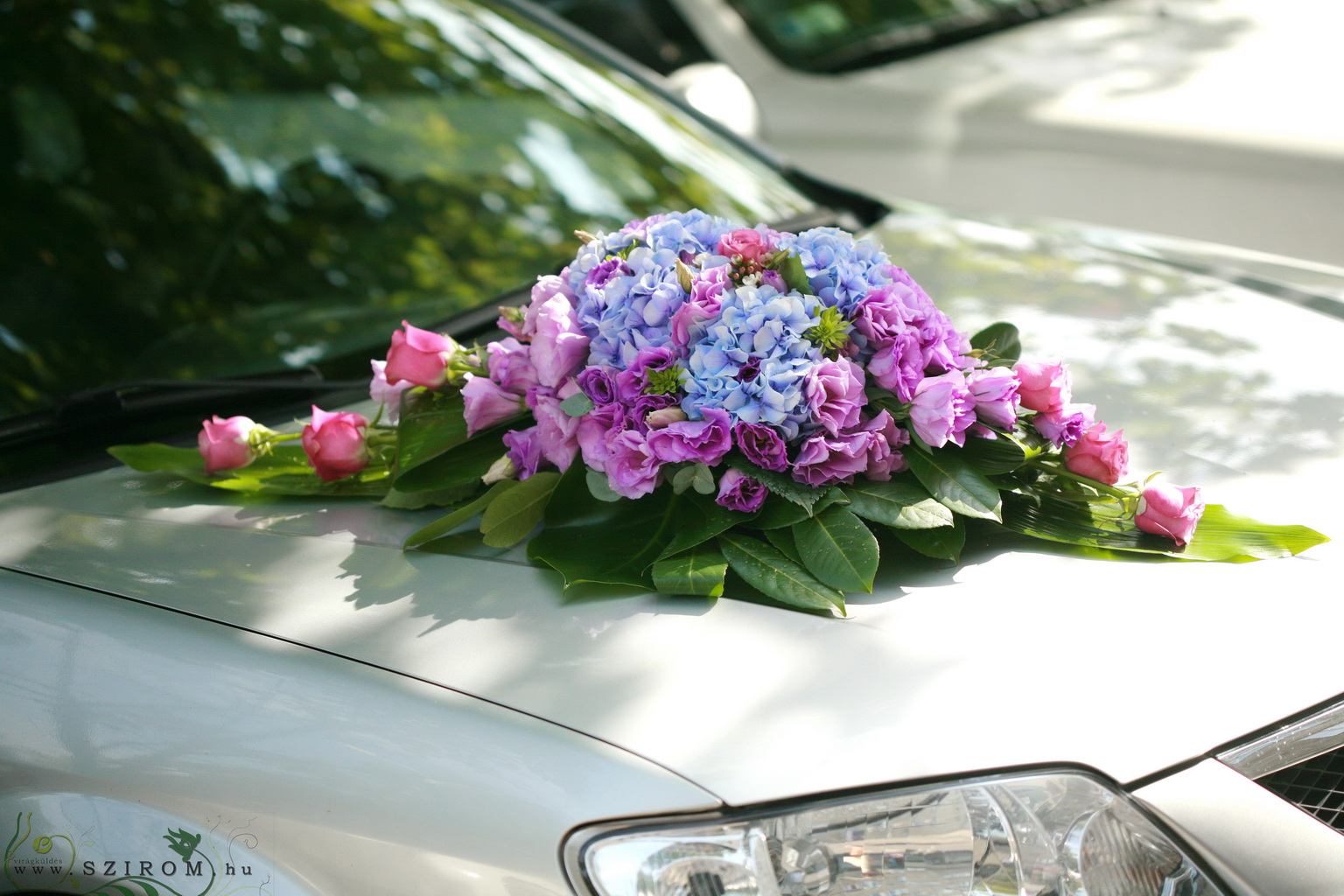 Virágküldés Budapest - ovális autódísz hortenziával (rózsa, liziantusz, rózsaszín, kék, lila)
