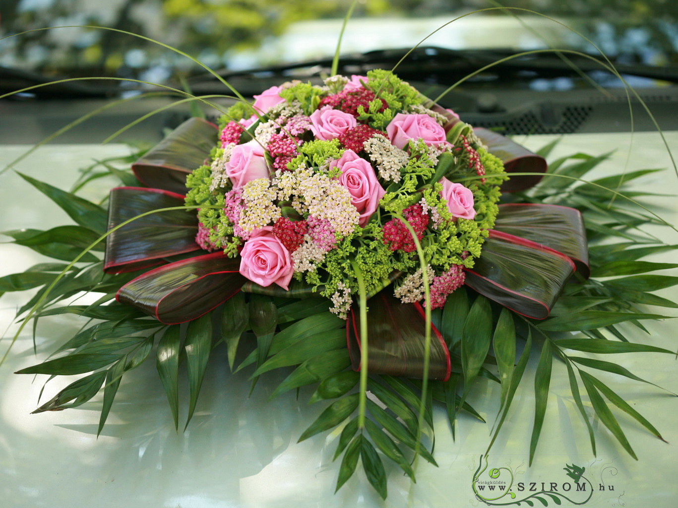 flower delivery Budapest - round car flower arrangement with milfoils, sedums and roses, only in summer (green, pink)