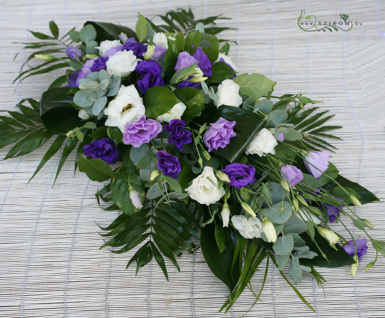 flower delivery Budapest - teardrop car flower arrangement with lisianthus (purple, white)