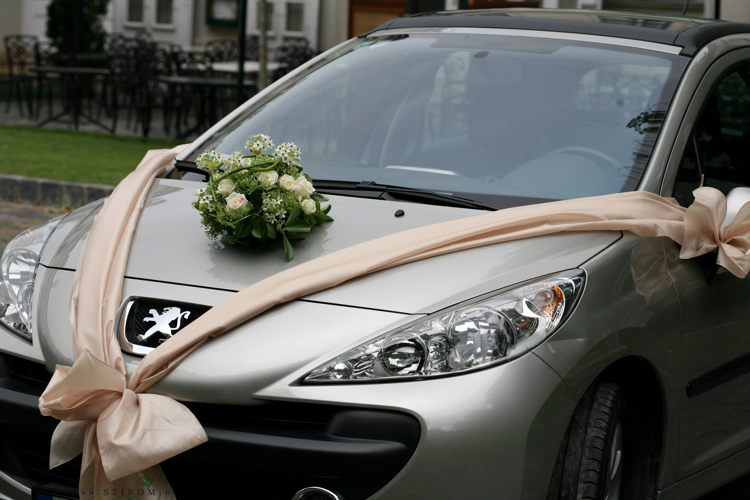 flower delivery Budapest - round car flower arrangement with spray roses and ornithogalum (white)