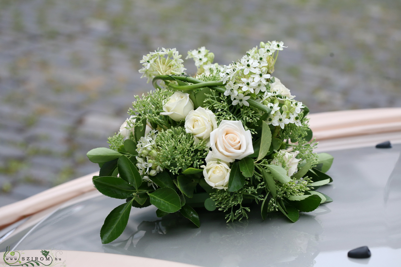 flower delivery Budapest - round car flower arrangement with spray roses and ornithogalum (white)