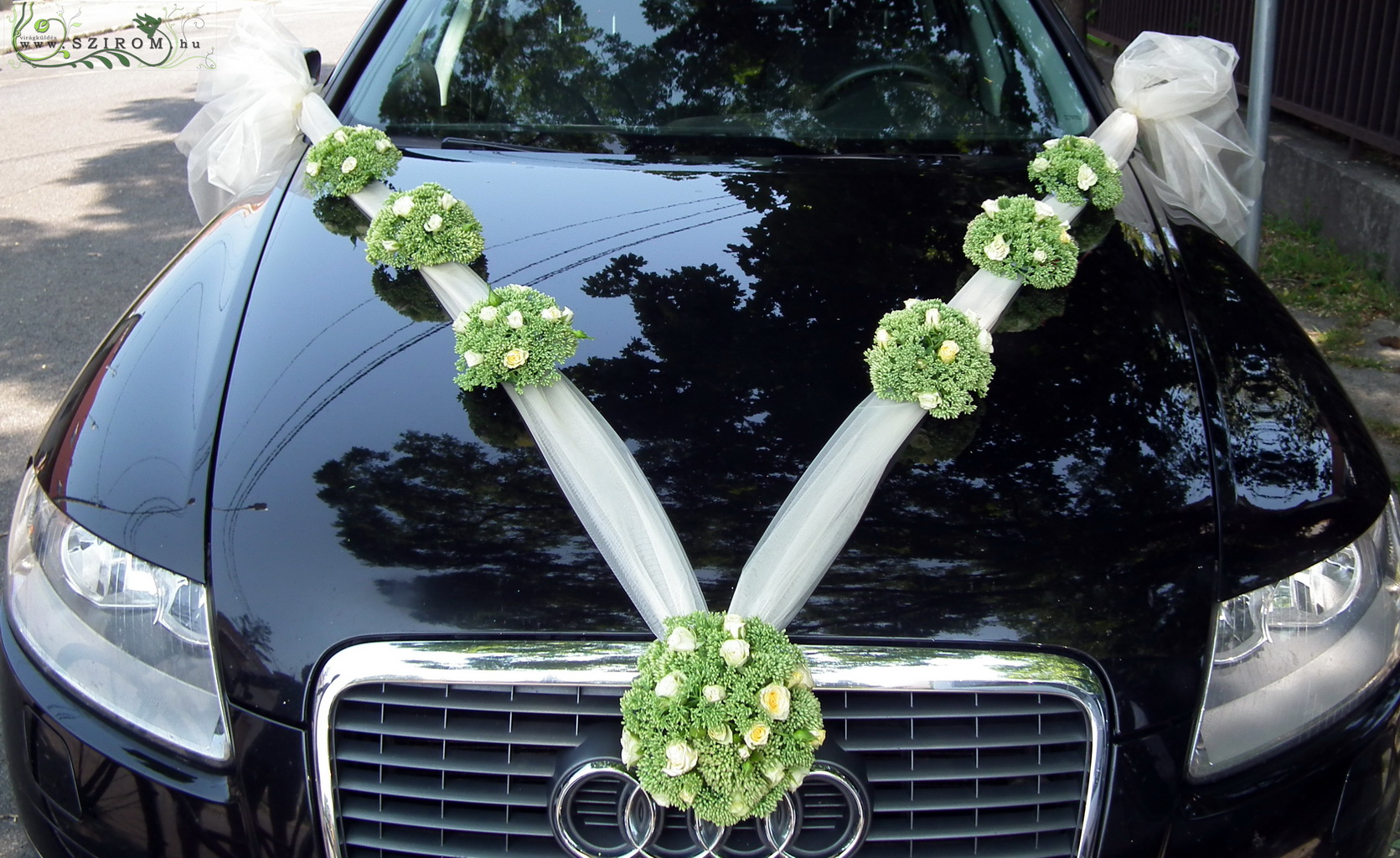 flower delivery Budapest - car flower arrangement on ribbon with sedum, only in summer (white, cream)