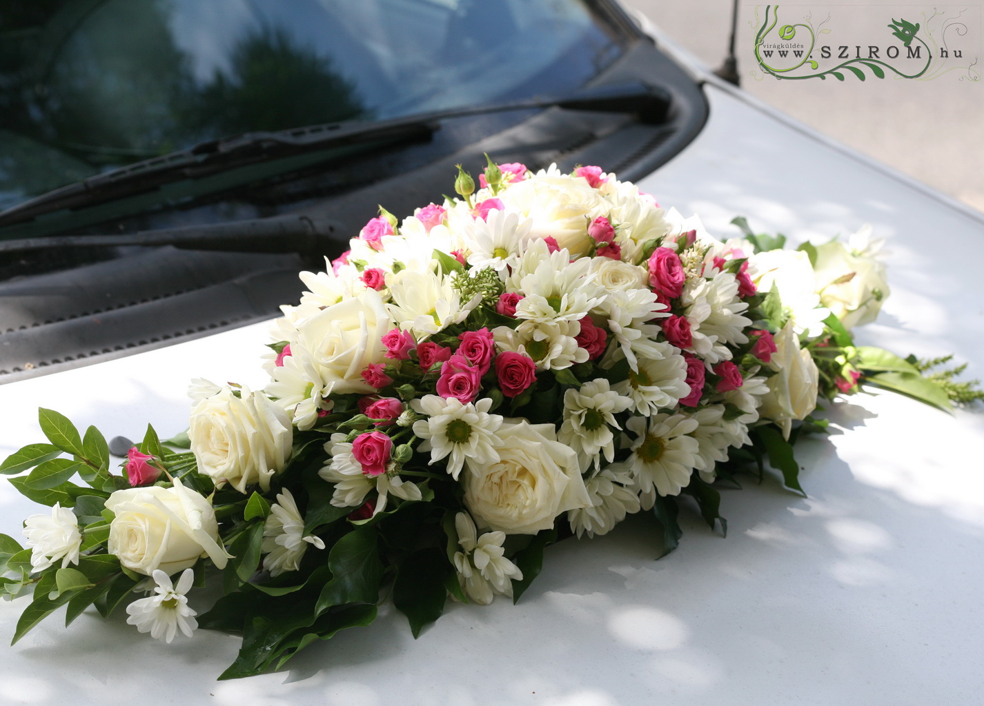 Virágküldés Budapest - ovális autódísz bokros rózsával és margaréta krizivel (fehér, rózsaszín)