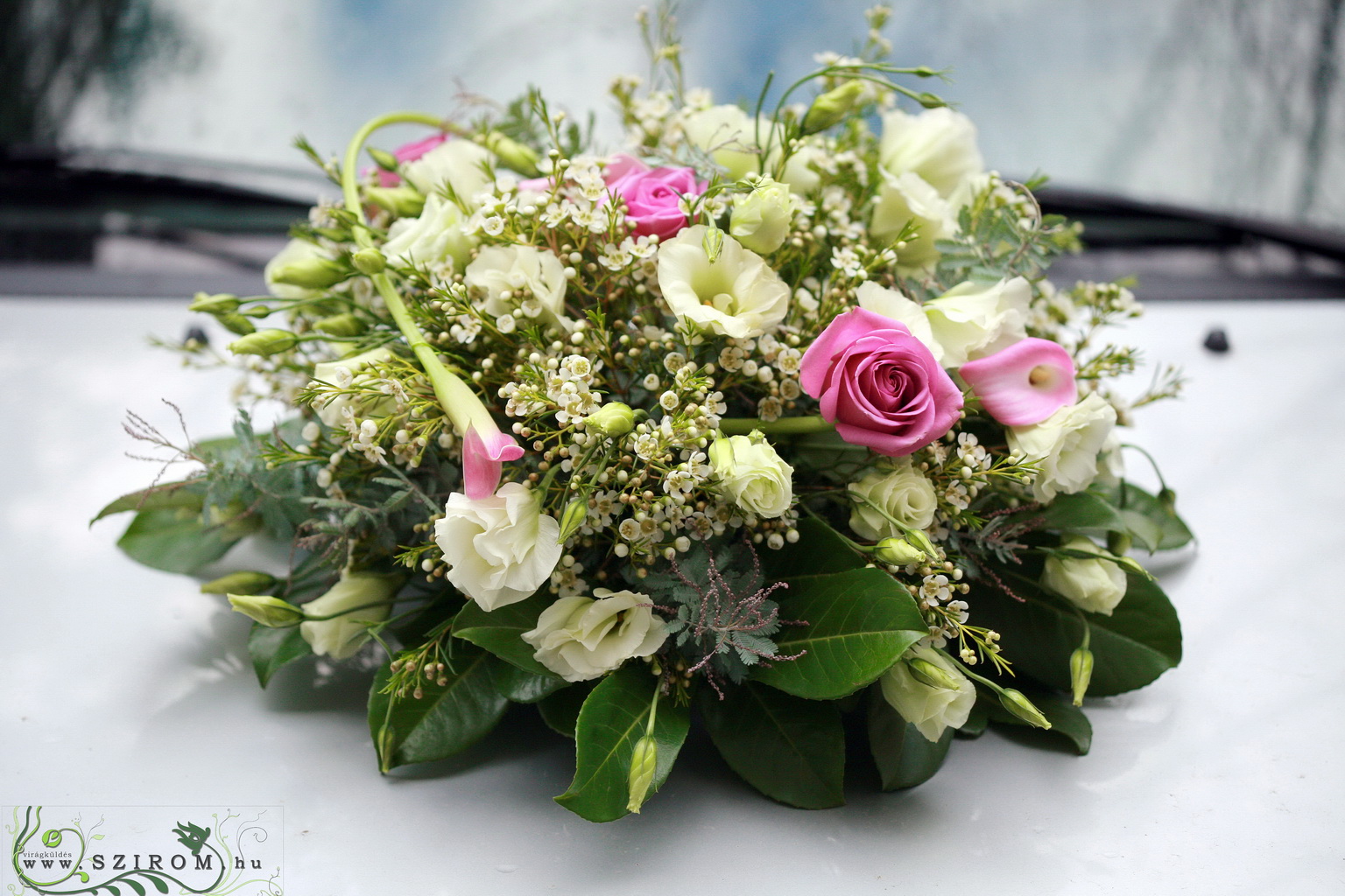 flower delivery Budapest - round car flower arrangement with small flowers