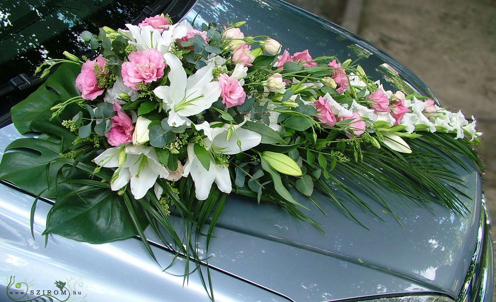 Virágküldés Budapest - csepp autódísz (liziantusz, kardvirág, orientál liliom, fehér, rózsaszín)