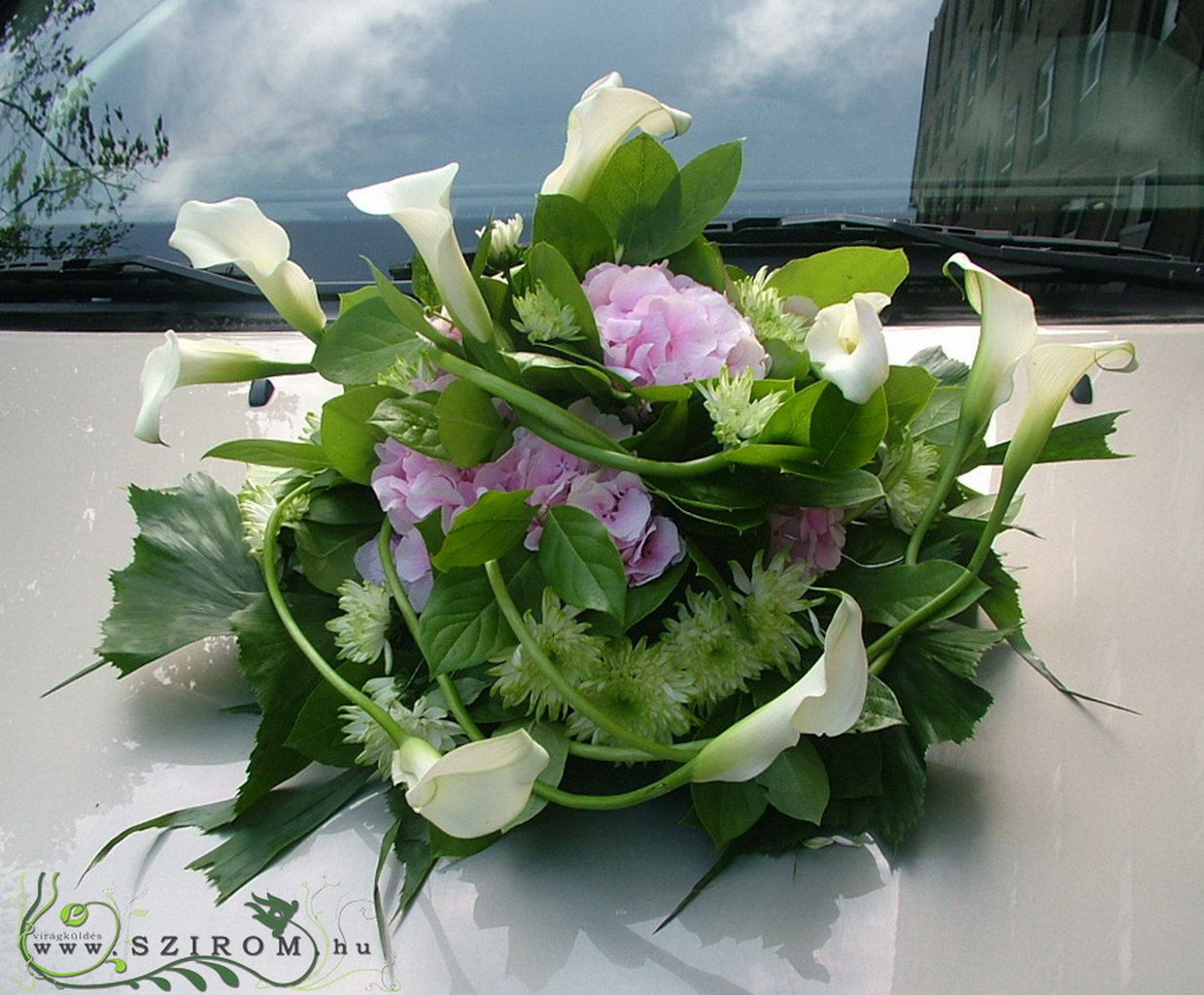 flower delivery Budapest - round car flower arrangement with hydrangeas and callas (pink, white, green, chrysanthemum)